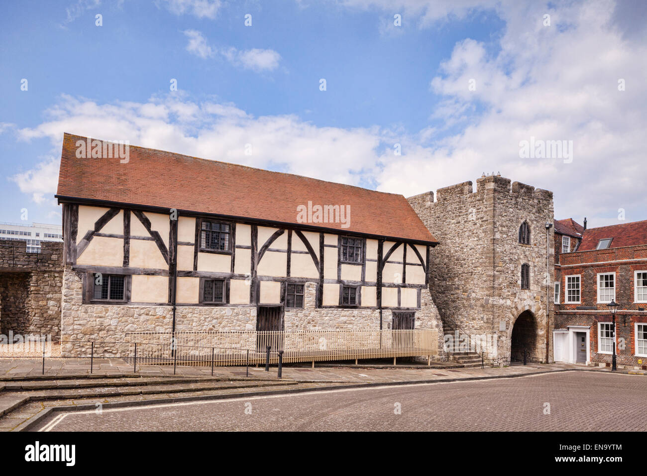 Westgate Hall und dem alten Westgate, Southampton, Hampshire, England. Stockfoto