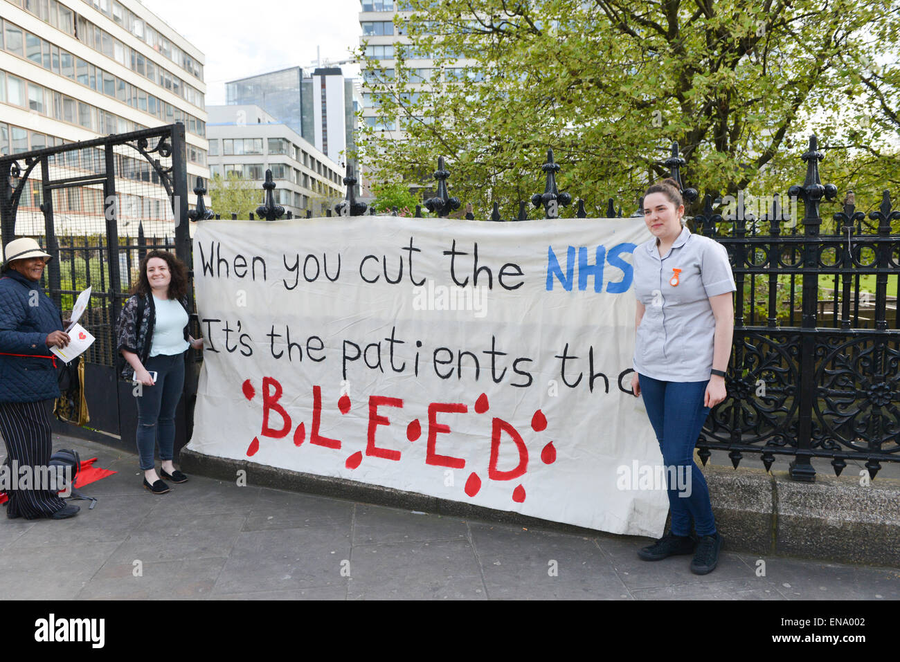 St Thomas' Hospital, Westminster, London, UK. 30. April 2015. "Speichern der NHS" Protest findet außerhalb St. Thomas Hospital in London statt. Bildnachweis: Matthew Chattle/Alamy Live-Nachrichten Stockfoto