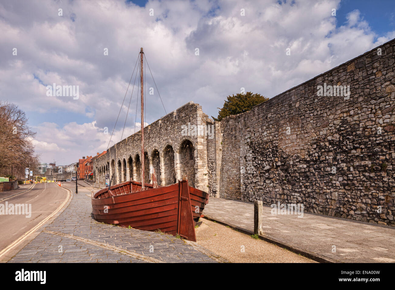 Ein Teil der alten Stadtmauern von Southampton. Ein Boot wurde gelegt, um zu zeigen, wo das Meer in den mittelalterlichen Zeiten war. Southampton, Stockfoto