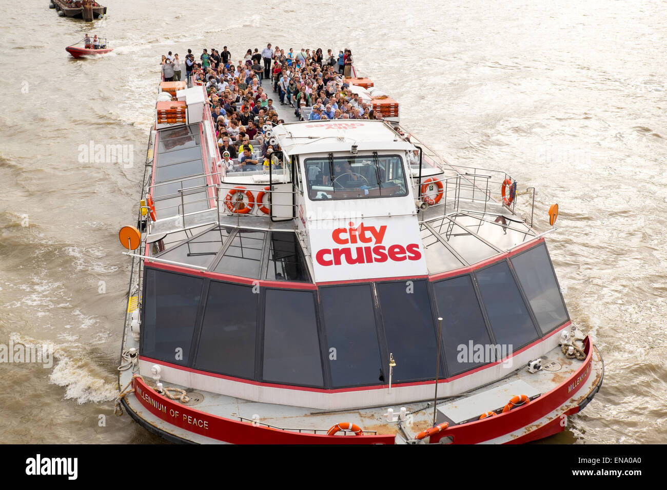 Stadt cruses Boot mit Passagieren auf der Themse Stockfoto