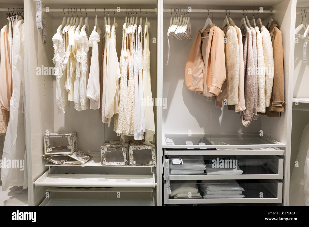 Kleiderschrank Schlafzimmer Anzeige bei Ikea mit Kleidung auf Kleiderbügeln Stockfoto