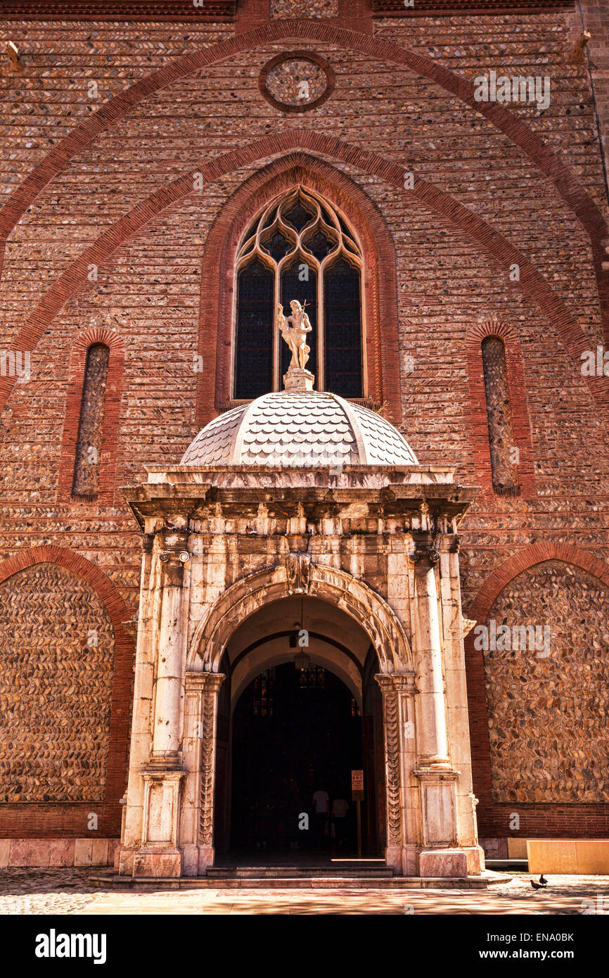 Eingang der Kathedrale Basilika St. Johannes der Täufer, Place Gambetta, Perpignan, Languedoc-Roussillon, Pyrenäen-Orientales Stockfoto