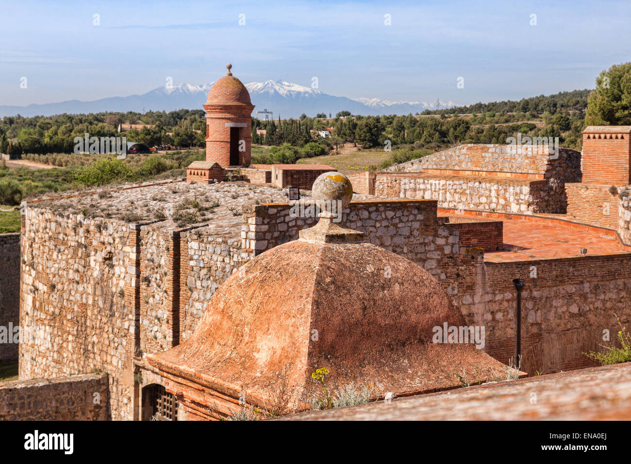 Ein Blick über die Dächer von Fort de Salses bis zu den Pyrenäen, Salses-le-Chateau, Languedoc-Roussillon, Pyrenäen-Orientales, Frankreich Stockfoto