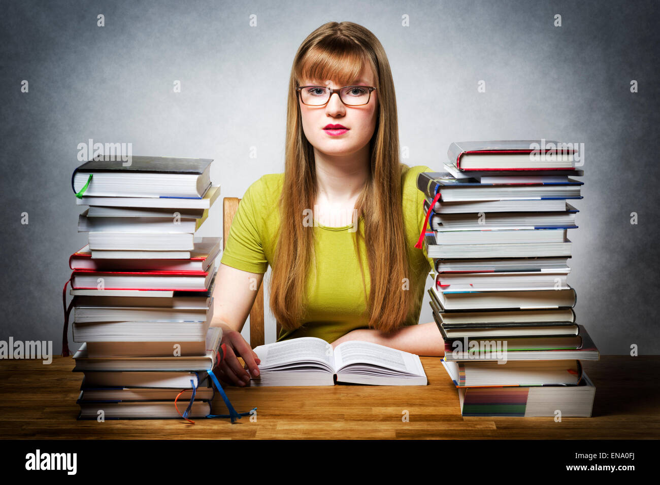 Junge Frau Mit Vielen Buchern An Einem Tisch Ist Gelangweilt Buch Lesen Stockfotografie Alamy