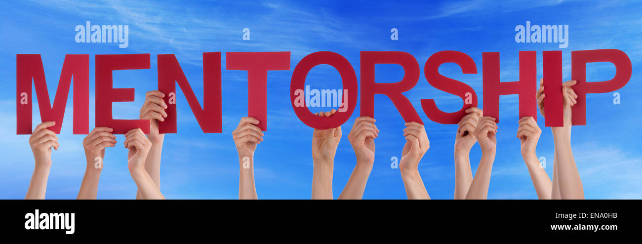 Hände halten rot gerade Wort Mentoring blauer Himmel Stockfoto