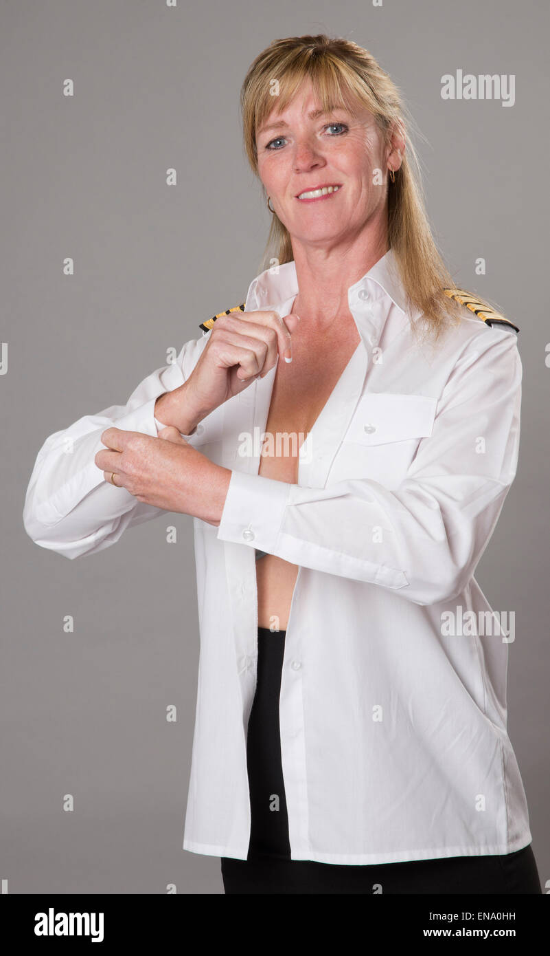 Frau Fluggesellschaft Offizier knöpfte weißen uniform Hemd Manschette vor meldet sich zum Dienst Stockfoto