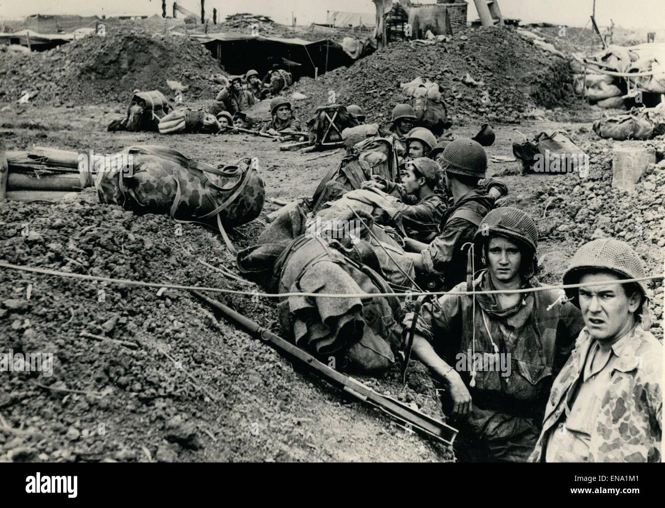 Datei. 30. April 2015. Der Vietnam-Krieg, auch bekannt als die zweiten Indochina-Krieg, und auch in Vietnam bekannt als Widerstand Krieg gegen Amerika oder einfach den amerikanischen Krieg, war eine Ära des Kalten Krieges Stellvertreter-Krieg, der in Vietnam, Laos und Kambodscha ab November 1955 bis zum Fall von Saigon am 30. April 1975 stattgefunden. Im Bild: 3. März 1954 - weiter Indochina Krieg. Schlacht von Dien Bien Phu. Keystone-Fotoshows: - Verstärkungen, die Positionen der Einbäume - während der Schlacht von Dien Bien Phu - in den Indochina-Krieg. © Keystone Bilder USA/ZUMAPRESS.com/Alamy Live-Nachrichten Stockfoto