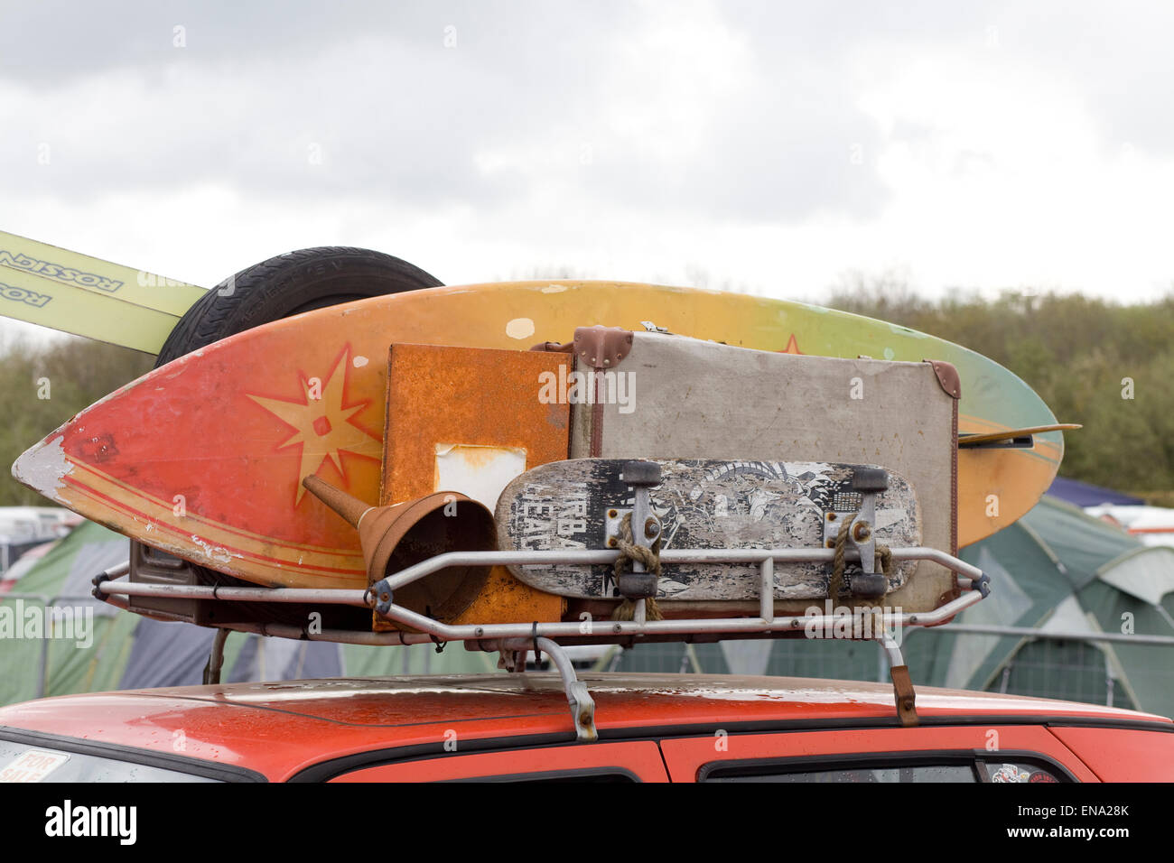 Surfbrett und Skateboard auf der Spitze eines VW Käfers Stockfoto
