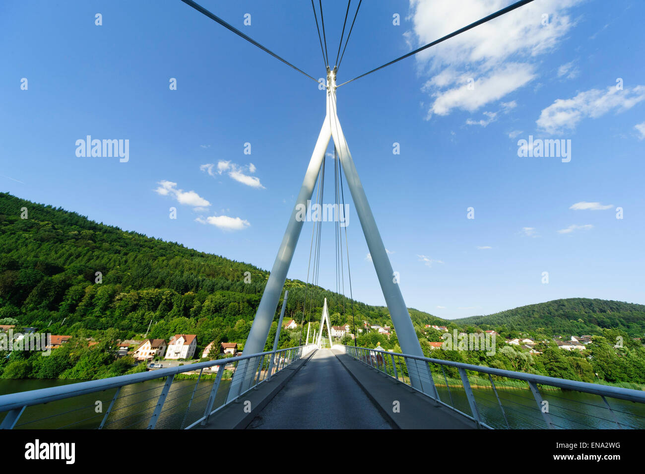 moderne Brücke über den Neckar in Zwingenberg, Baden-Württemberg, Deutschland Stockfoto