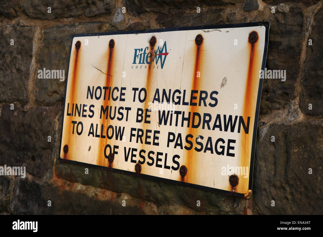 Beachten Sie am Deich für Angler. Linien müssen zurückgezogen werden, um freien Durchgang von Schiffen während des Gebrauchs des Hafens Fife Rat zu ermöglichen. Stockfoto