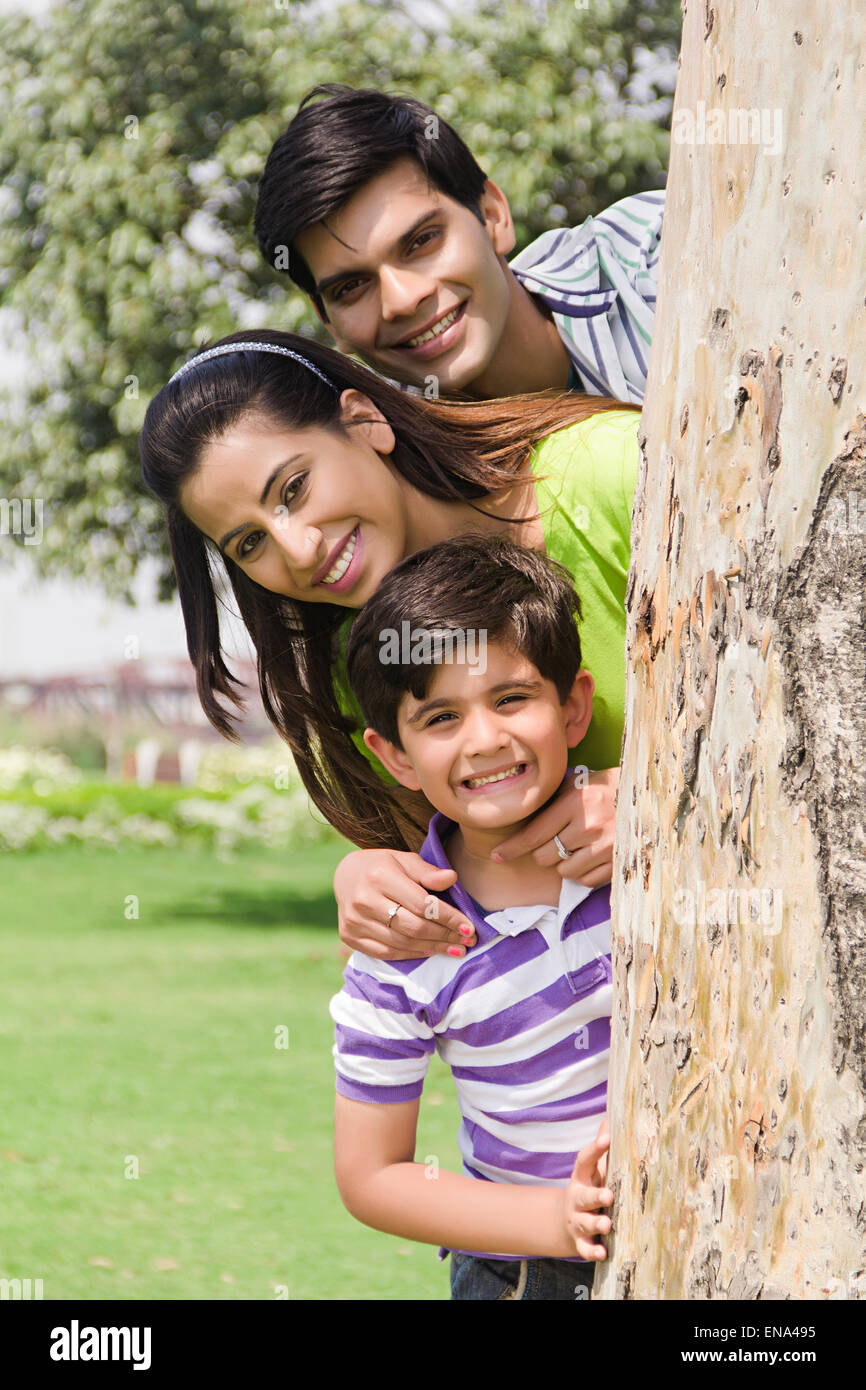 indische Eltern und Sohn Parken Spiel Hide and Seek Stockfoto