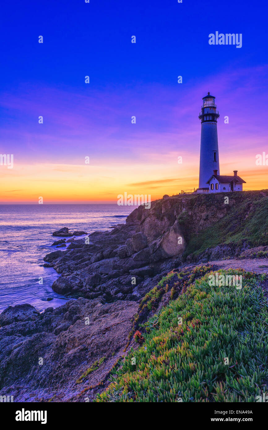 Schönen Blues und tiefen Purpur Sonnenuntergang und Dämmerung fallen auf den Pazifischen Ozean und Pigeon Point Lighthouse. Stockfoto