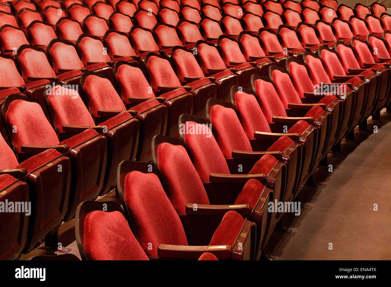 Sitzreihen rotem Samt Theater in einem alten Vaudeville-Stil-Theater. Stockfoto