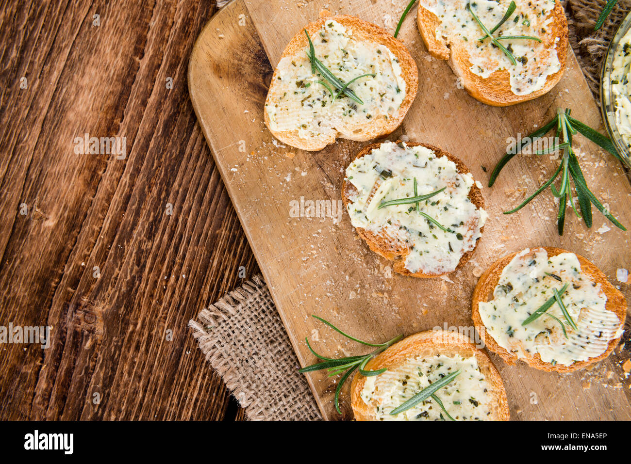 Frische Kräuter Butter Baguettes mit Knoblauch gemacht Stockfoto