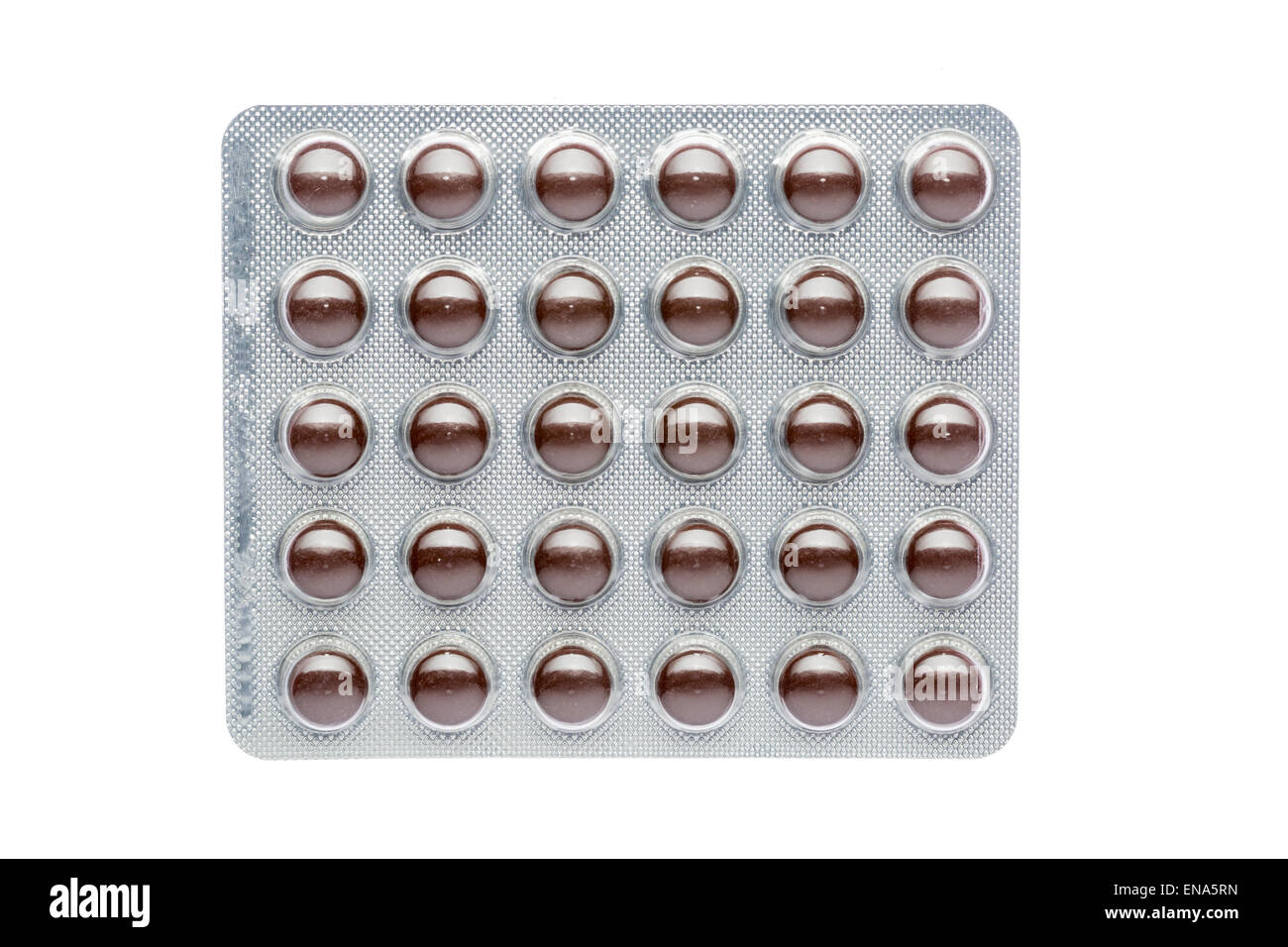 Die braunen Pillen in einer Blisterpackung auf isolierte Hintergrund Stockfoto
