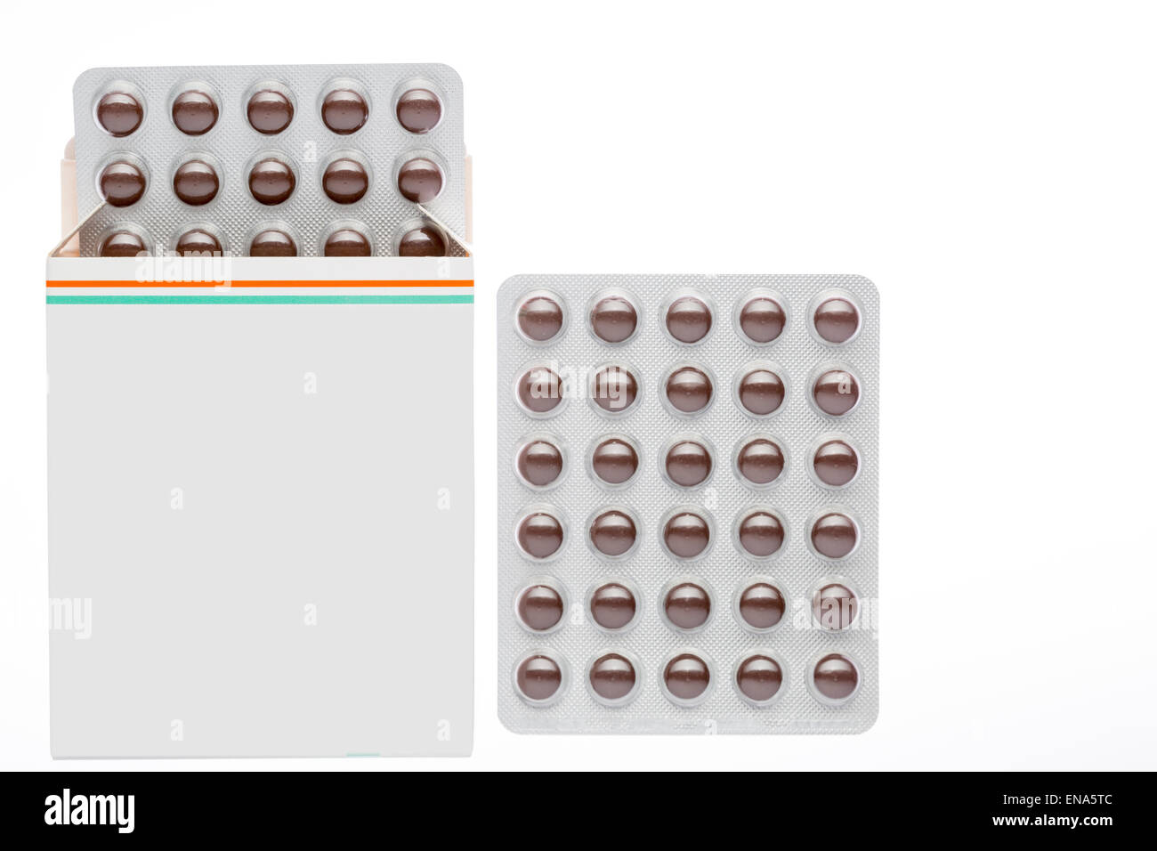Graue Box mit braunen Pillen in einer Blisterpackung auf weißem Hintergrund Stockfoto