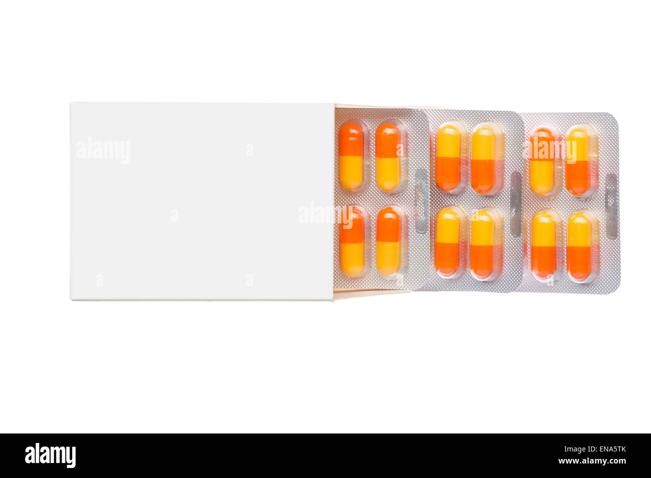 Graue Box mit orange Pillen in einer Blisterpackung auf weißem Hintergrund Stockfoto