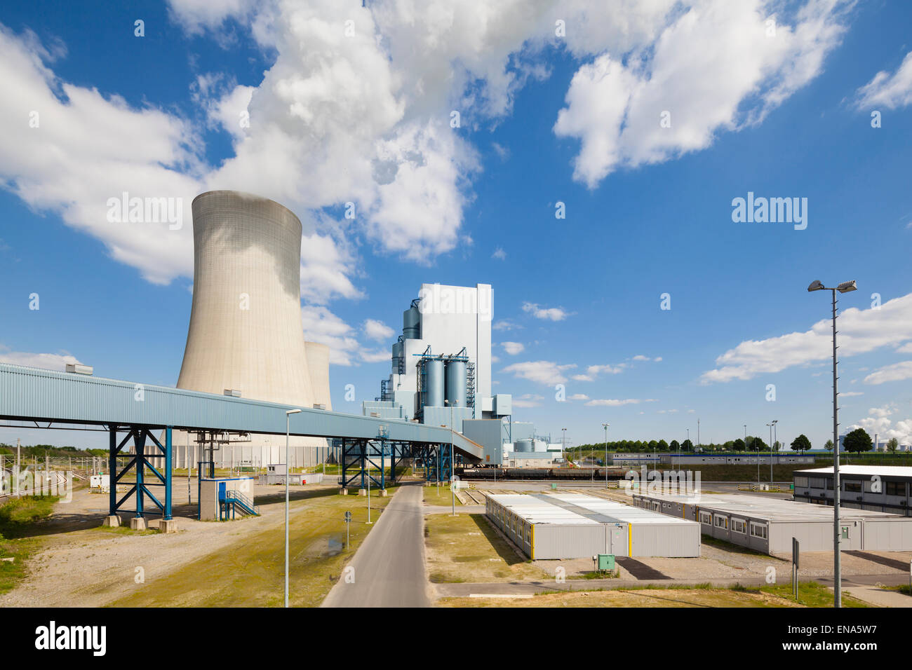 Eine glänzende neue Braunkohle Kraftwerk mit blauem Himmel und geraden Perspektive Stockfoto