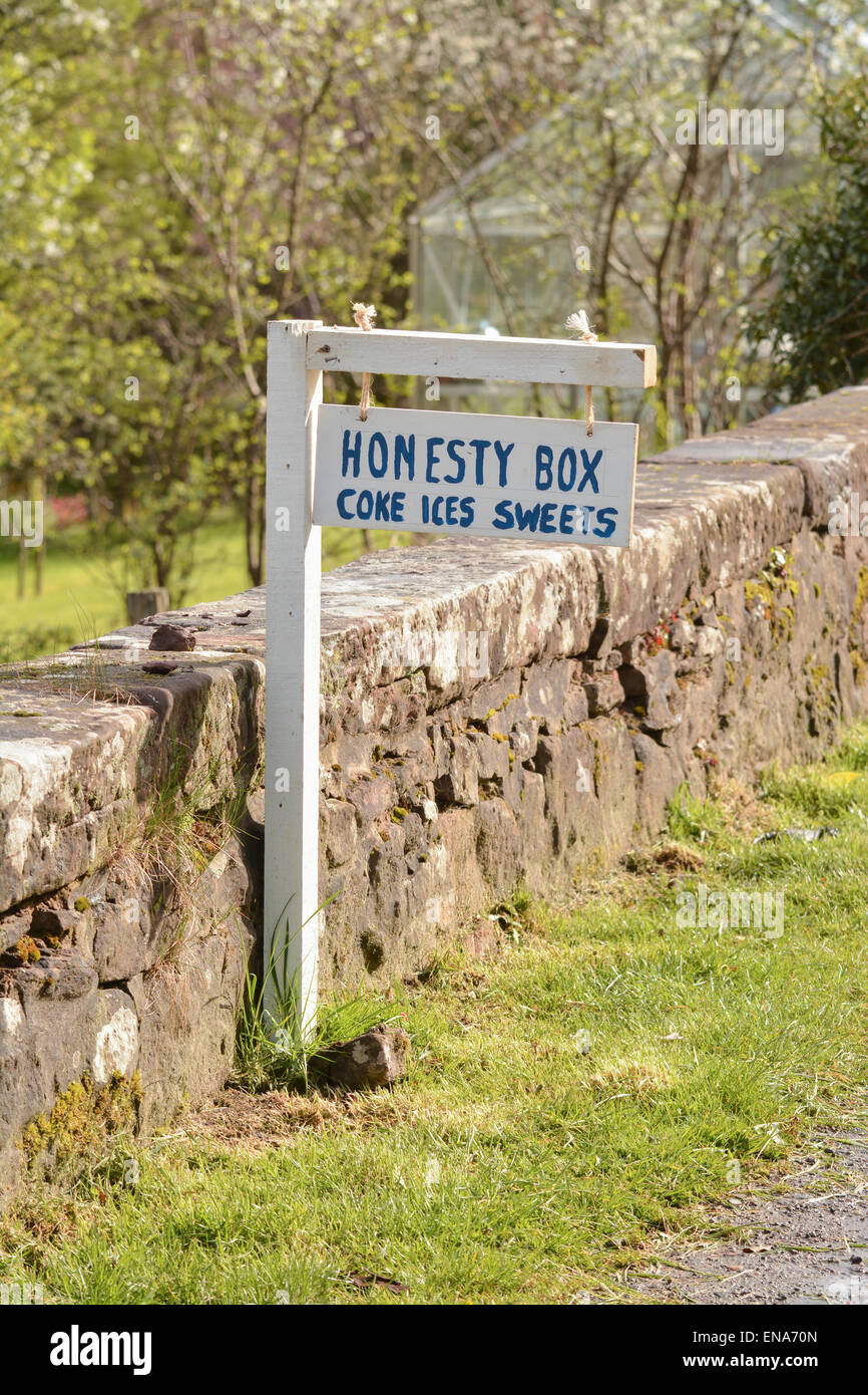 Ehrlichkeit-Box anmelden schottischen Dorf Werbung Cola, Eis und Süßigkeiten Stockfoto