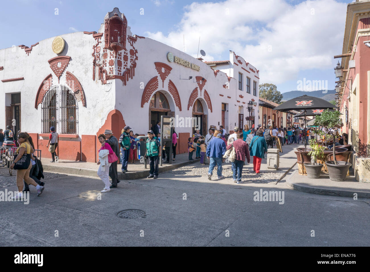 Burger King nimmt eine Spanisch-kolonialen Gebäude an der Ecke ein Fußgänger Straße San Cristobal de Las Casas Chiapas Stockfoto