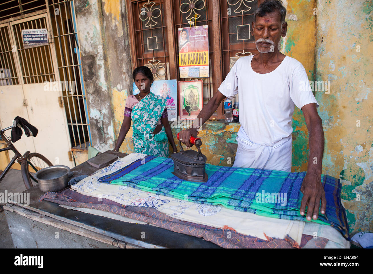 Mann Bügeln Leinen in Pondicherry Stockfoto