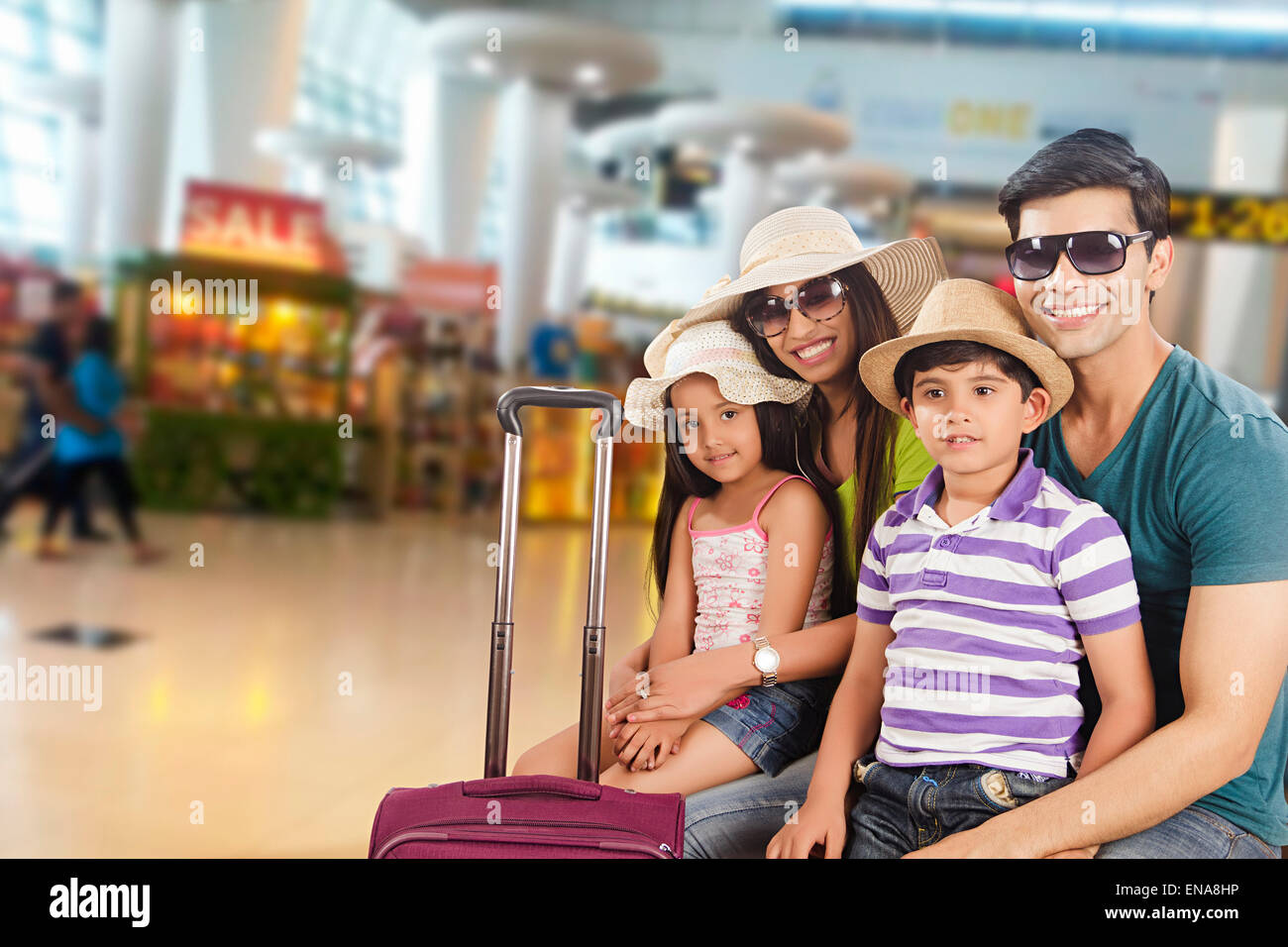 indischer Eltern und Kinder warten Flughafen Stockfoto