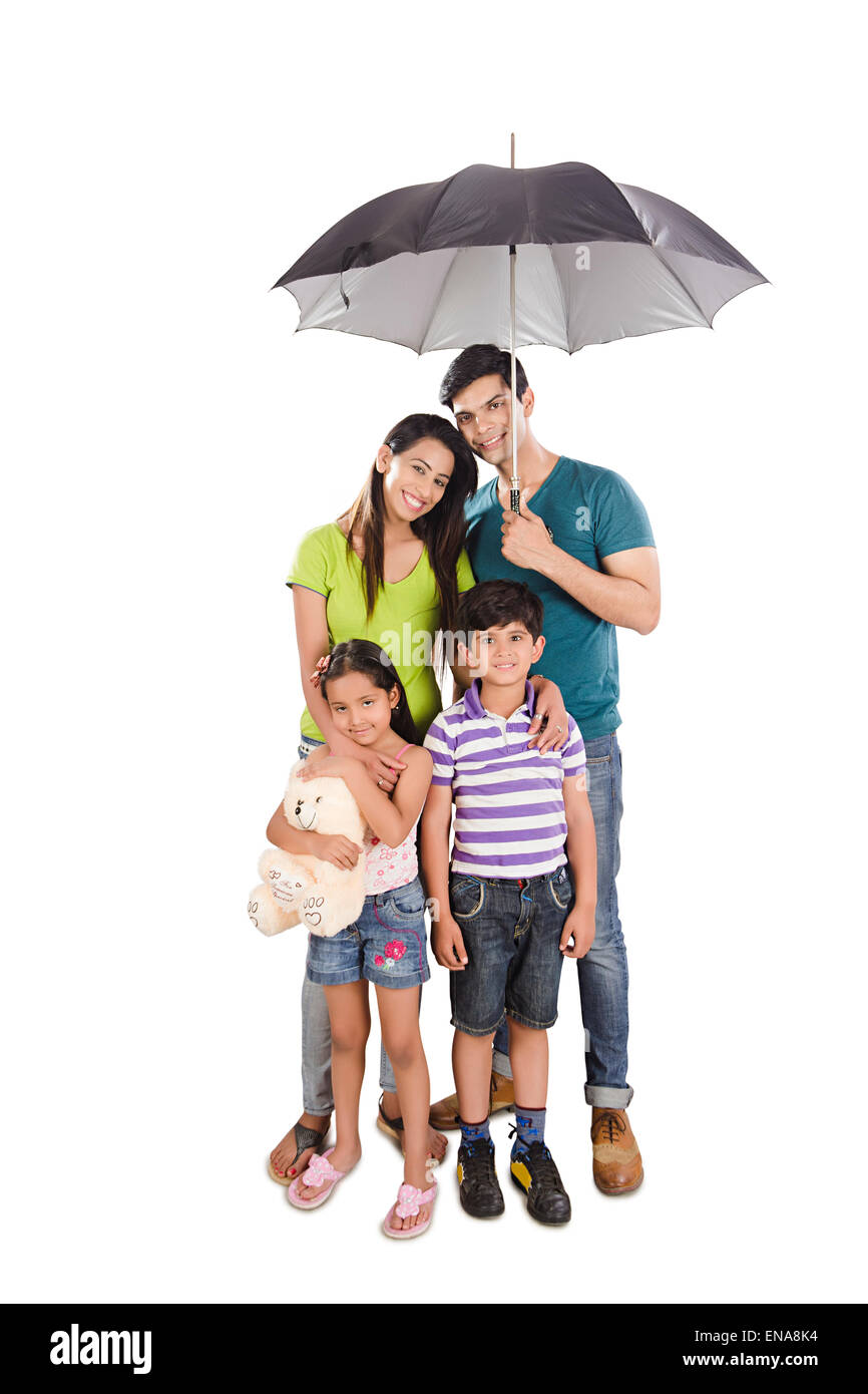 indische Eltern und Kinder Raining Umbrella Schutz Stockfoto