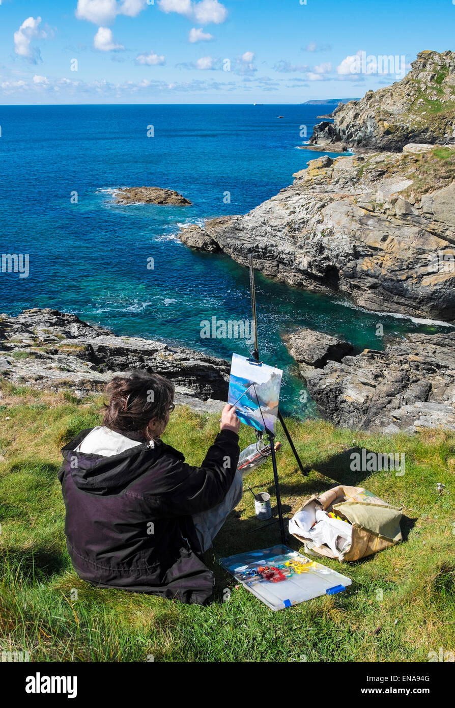Künstler malen Piskies Cove in Cornwall, Großbritannien Stockfoto