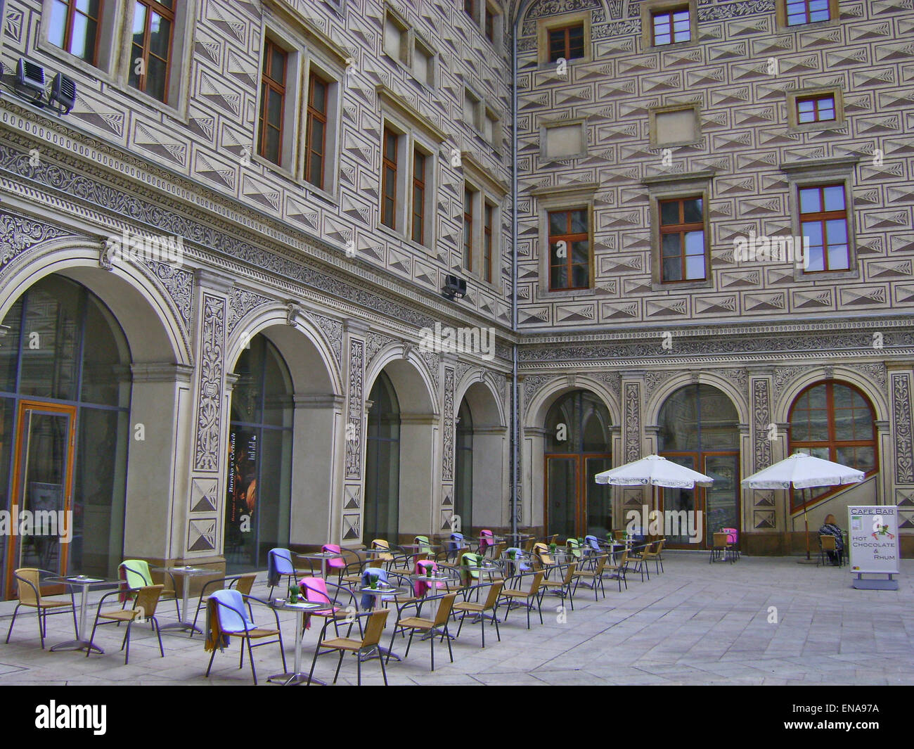 Schönes Restaurant auf Hradčanské Platz in der Altstadt von Prag Stockfoto