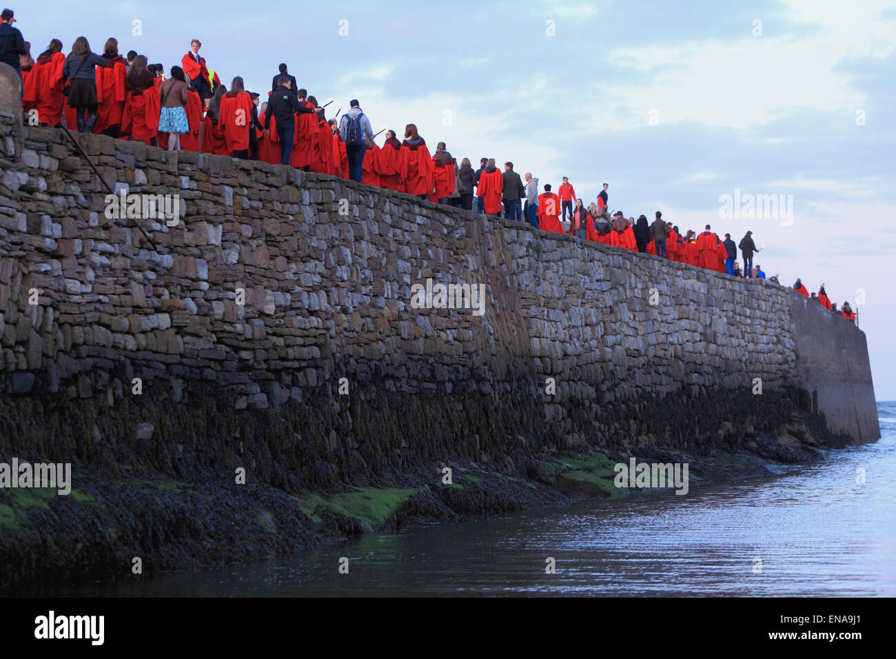 St. Andrews, Schottland, UK, 30. April 2015. Am Abend des 30 April versammelten Studenten in St Andrews Castle zu ihrer Wallfahrt zu Ehren eines ehemaligen Studenten beginnen. Die Gaudie erinnert an John Honey, die fünfmal in der Nacht des 3. Januar 1800 heraus zum Meer schwammen, um Seeleute von den sinkenden Janet Macduff Kredit zu retten: Derek Allan/Alamy Live News Stockfoto