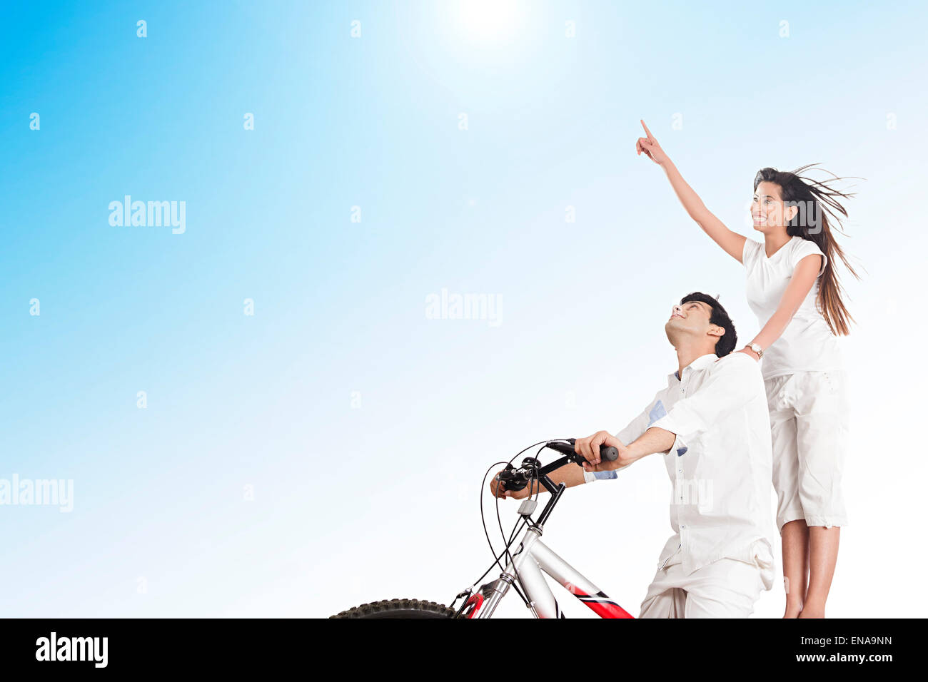 2 indische verheiratet Paare Reiten Zyklus anzeigen Stockfoto