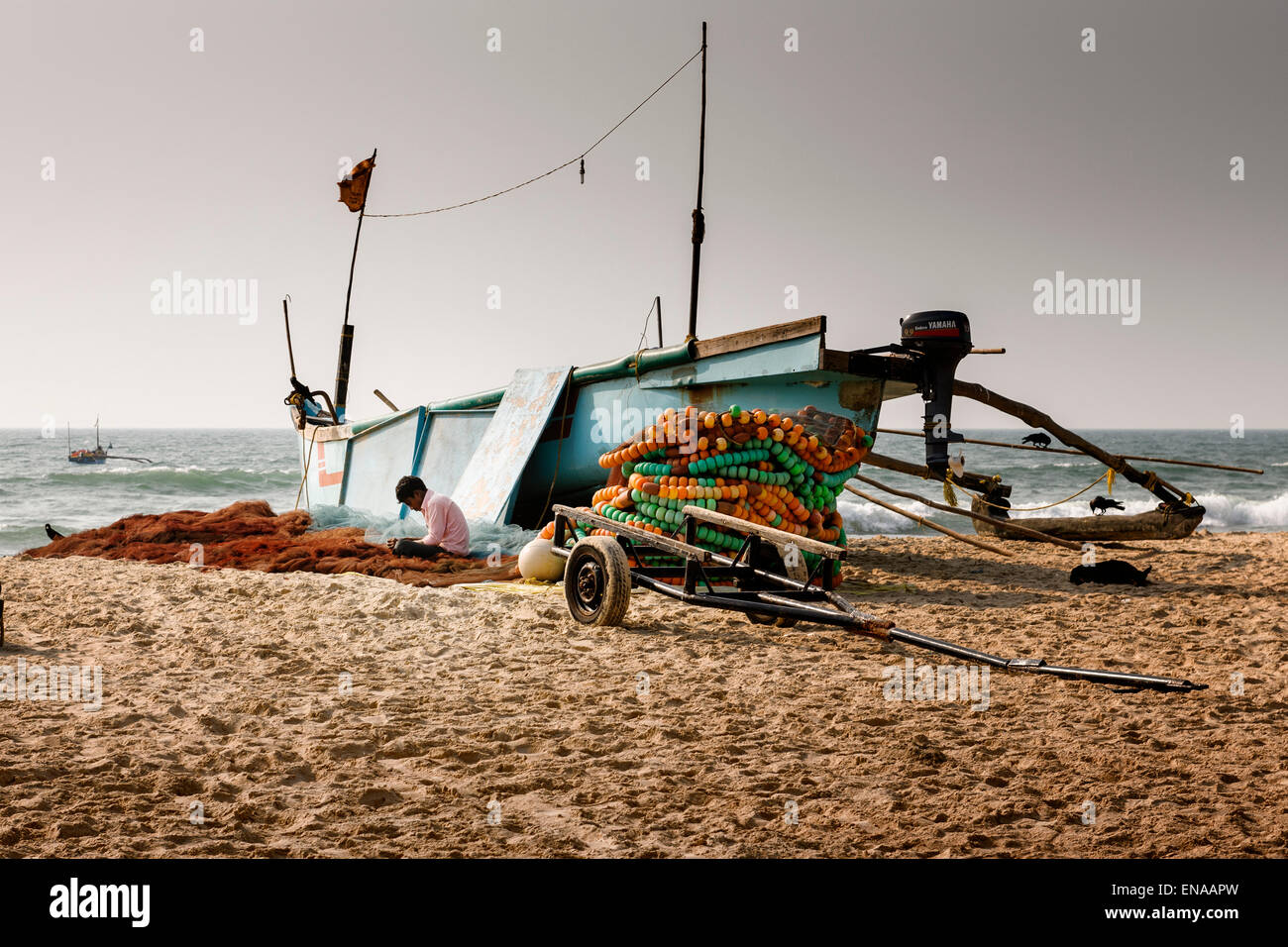 Ein Fischer seine Netze in Colva Beach, Goa Wartung. Stockfoto