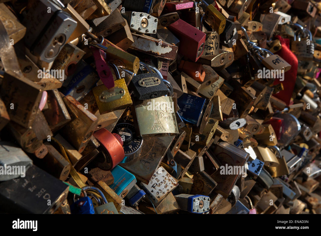 Liebesschlösser auf einer Brücke in Paris Stockfoto