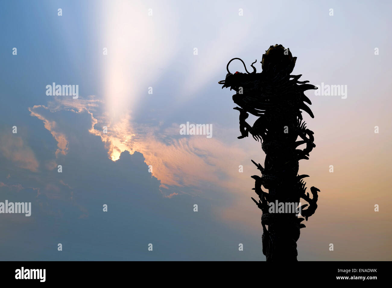 Silhouette der chinesische Drache mit schönen Sonnenstrahl Hintergrund Stockfoto