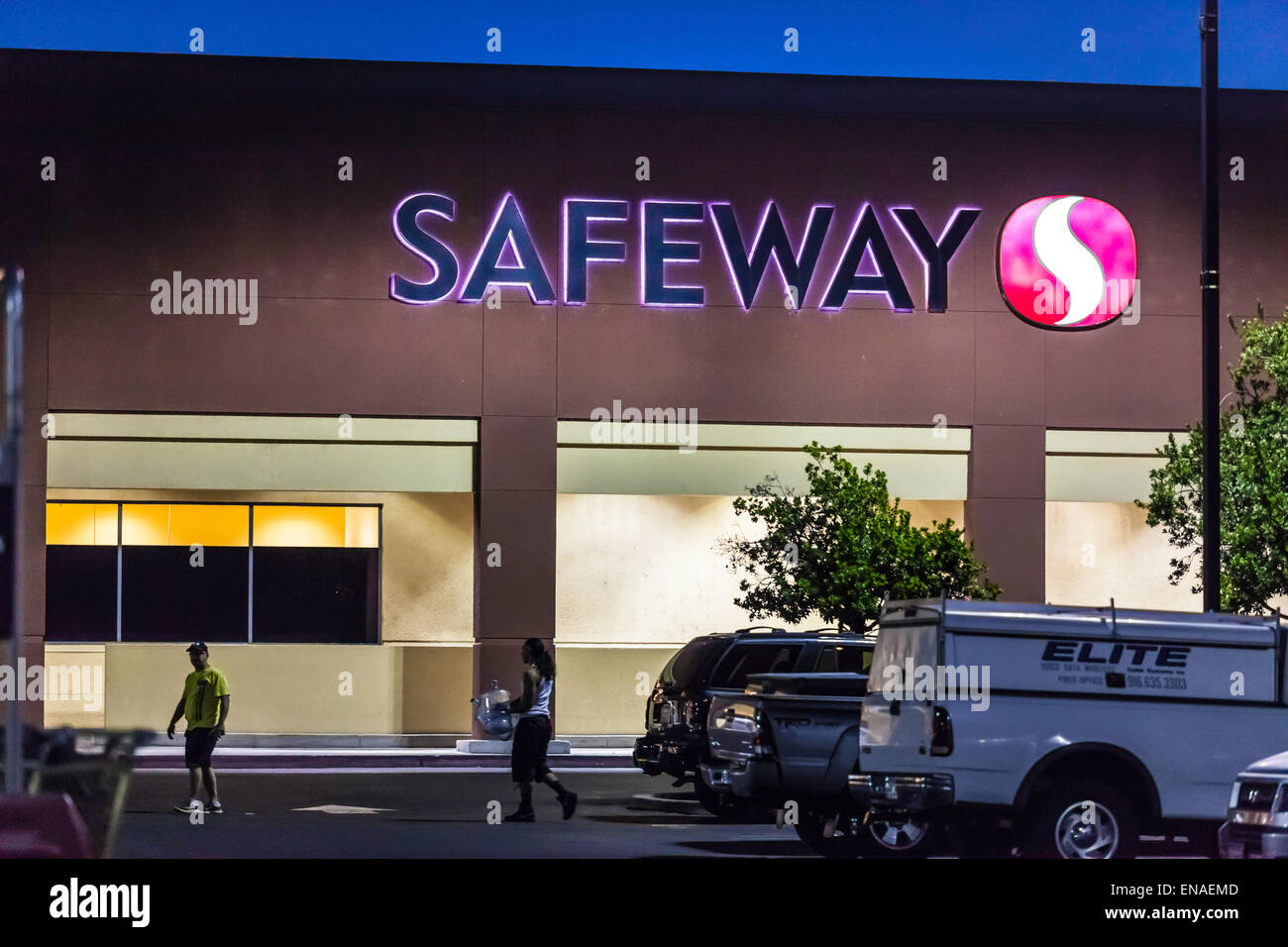 Eine Safeway Speicher in Modesto, Kalifornien in der Nacht Stockfoto