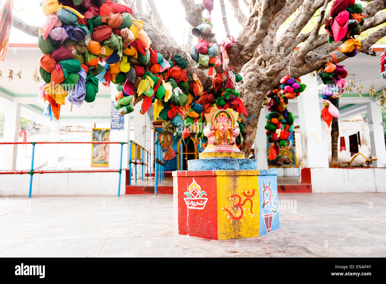 Wünschen Sie Baum und Schrein im Durgadevi Tempel, Anegundi. Stockfoto