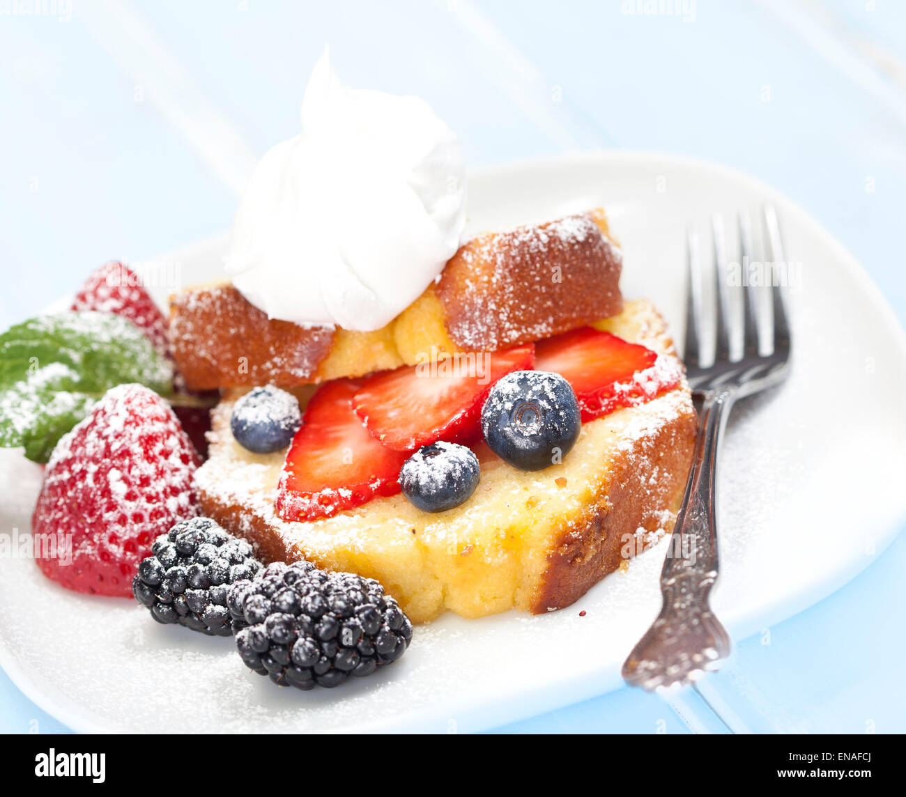 Lbs-Kuchen mit Obst und Schlagsahne topping Stockfoto
