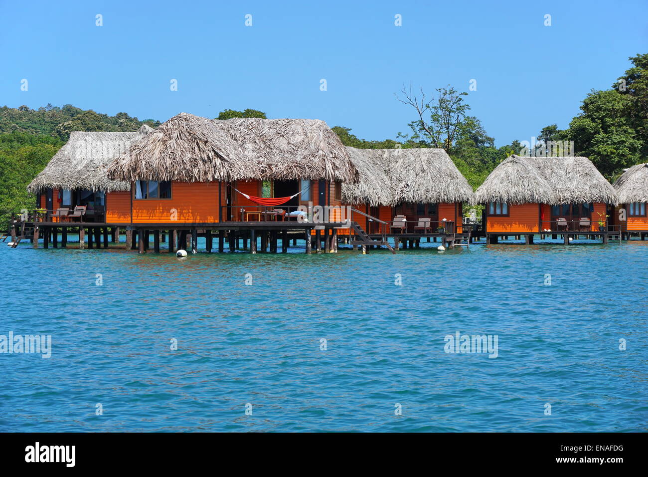 Overwater Bungalows mit Reetdach an der karibischen Küste von Panama, Bocas del Toro, Mittelamerika Stockfoto