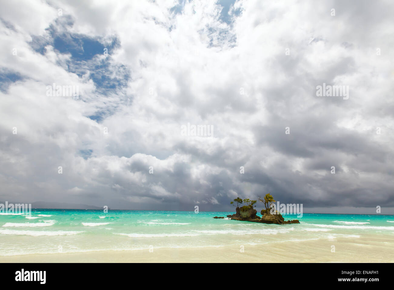 Kleine Felsen Tropeninsel mit Palmen am blauen Meer Philippinen Boracay island Stockfoto