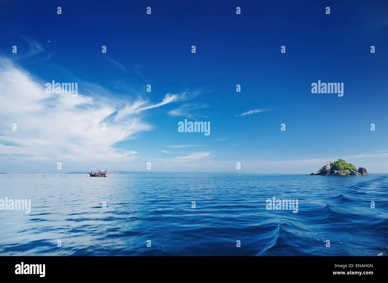 Seelandschaft mit ruhigem Meer und blauer Himmel, Trat Archipel, Thailand Stockfoto