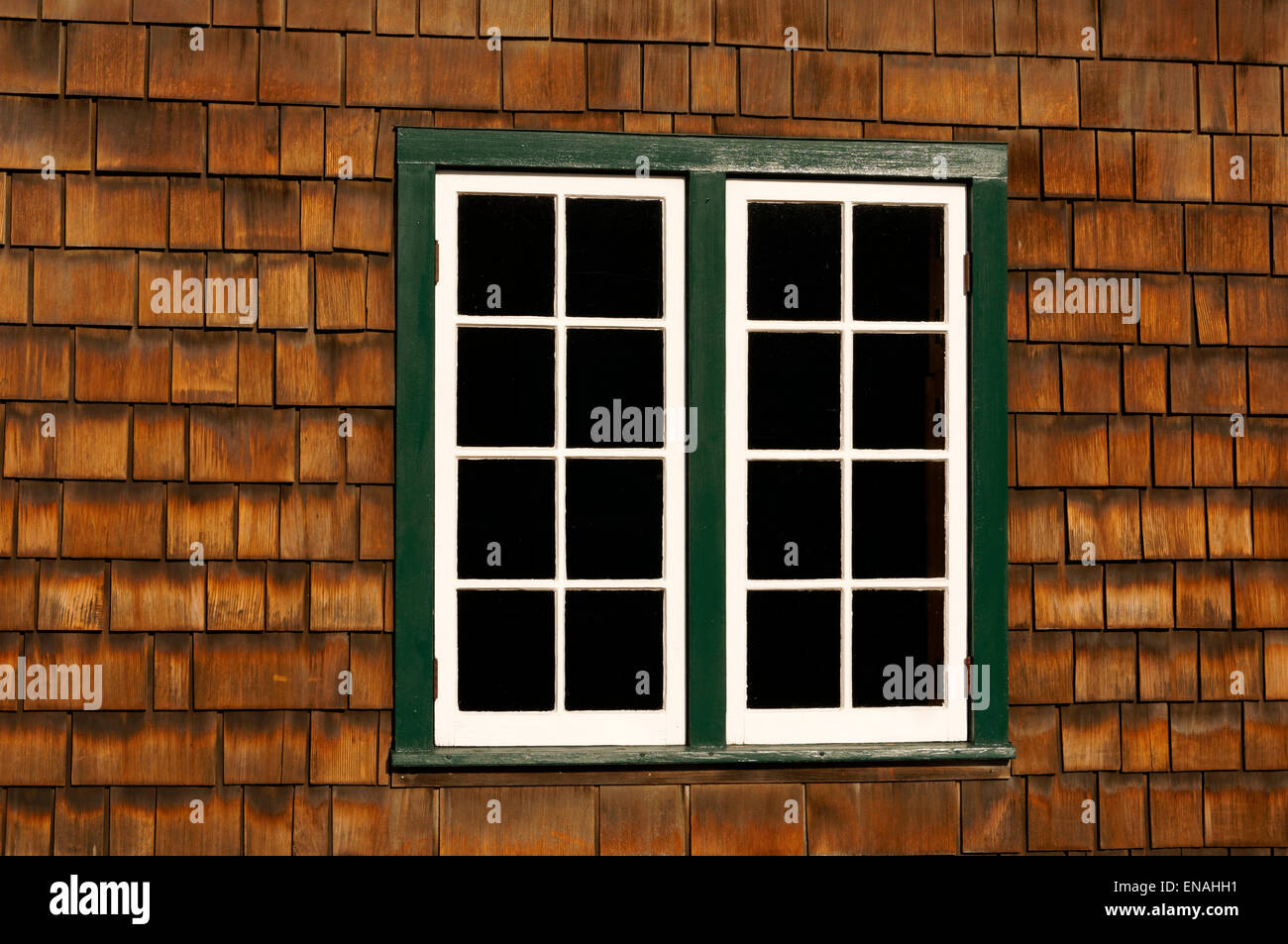 Glas verglaste Witwen in eine Zeder schütteln Gebäude, La Conner, Washington State, USA Stockfoto
