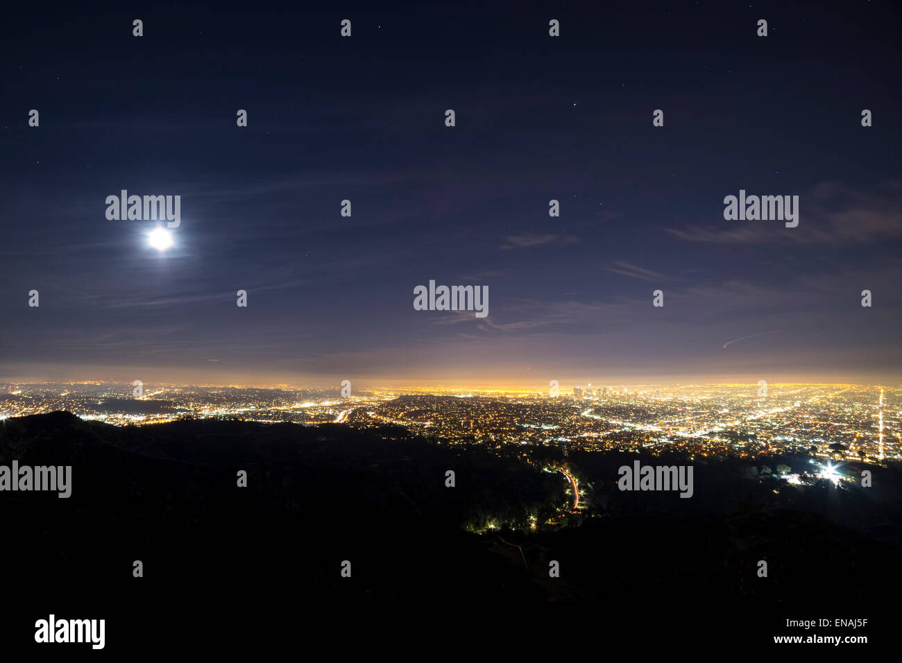Blick auf die Skyline von Los Angeles bei Nacht, von Griffith Park Stockfoto