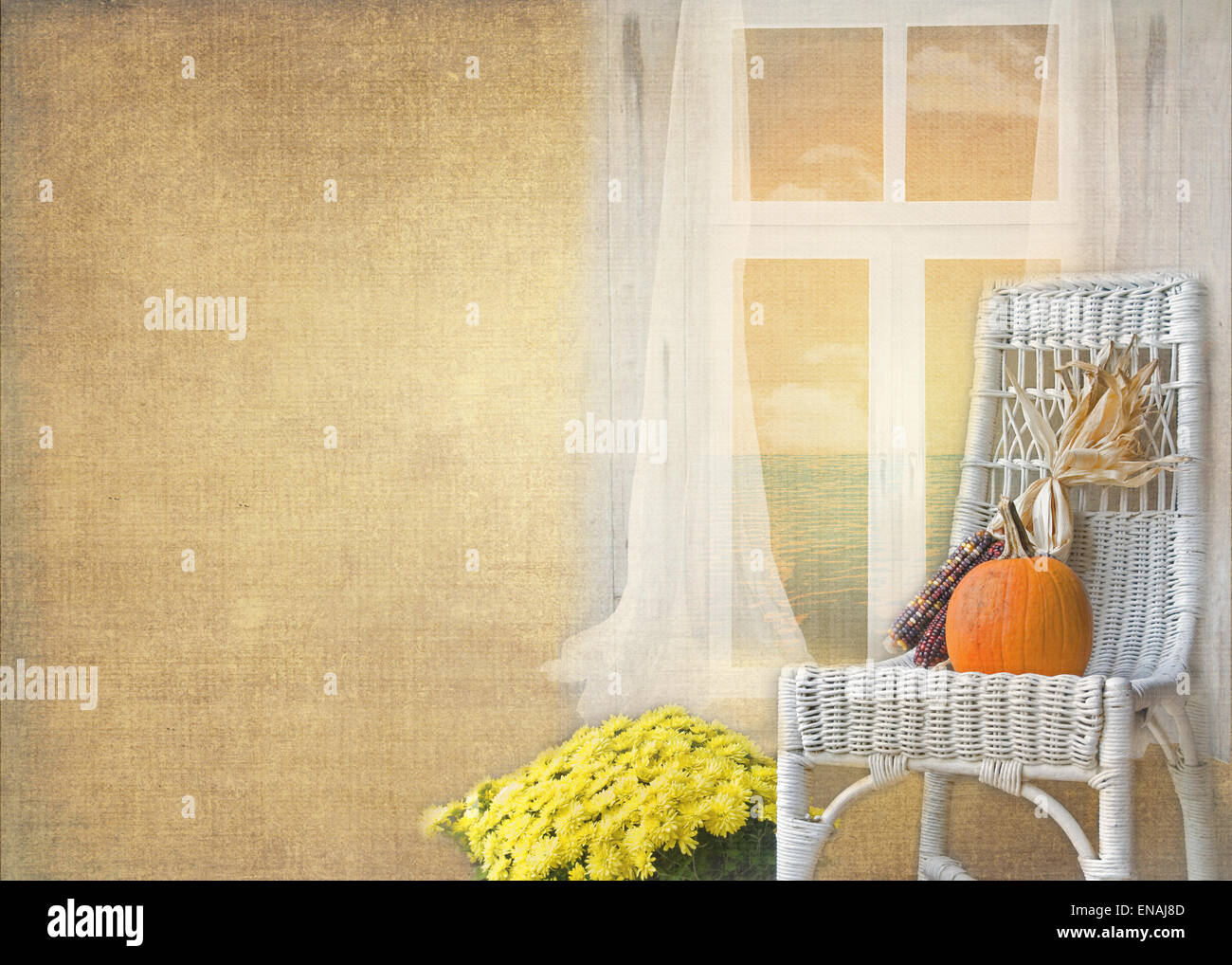Herbstliche Kürbis und Mais auf einem weißen Korbstuhl Fenster. Stockfoto