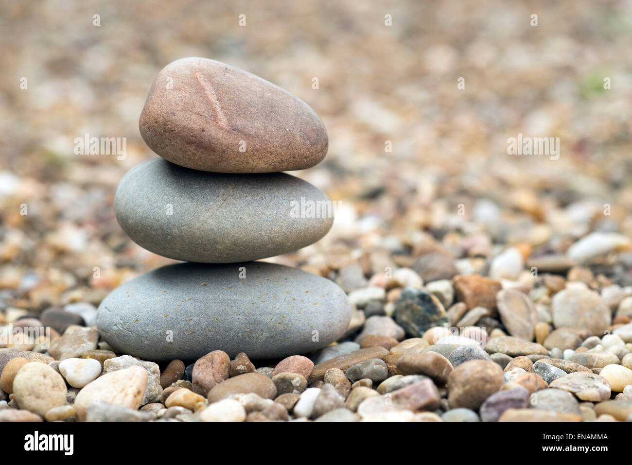 Stapel von Kieselsteinen auf einem Boden aus Kies Stockfoto