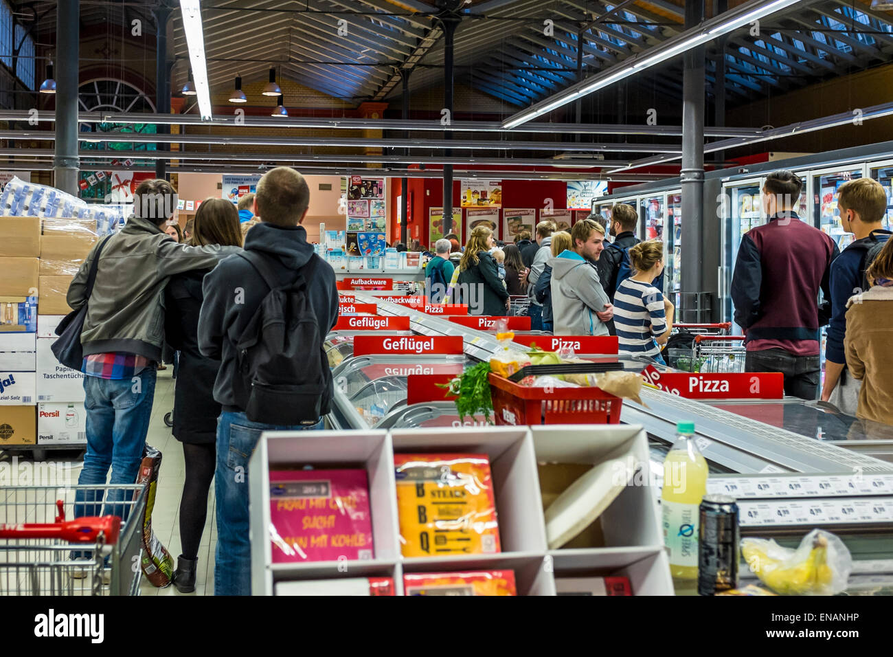 Mitte, Berlin, Deutschland, 31. April 2015. Geschäfte sind in Deutschland an Feiertagen geschlossen. Shopper wurden mit langen Warteschlangen im Supermarkt am Vorabend der Tag der Arbeit konfrontiert Feiertag am 1. Mai Stockfoto