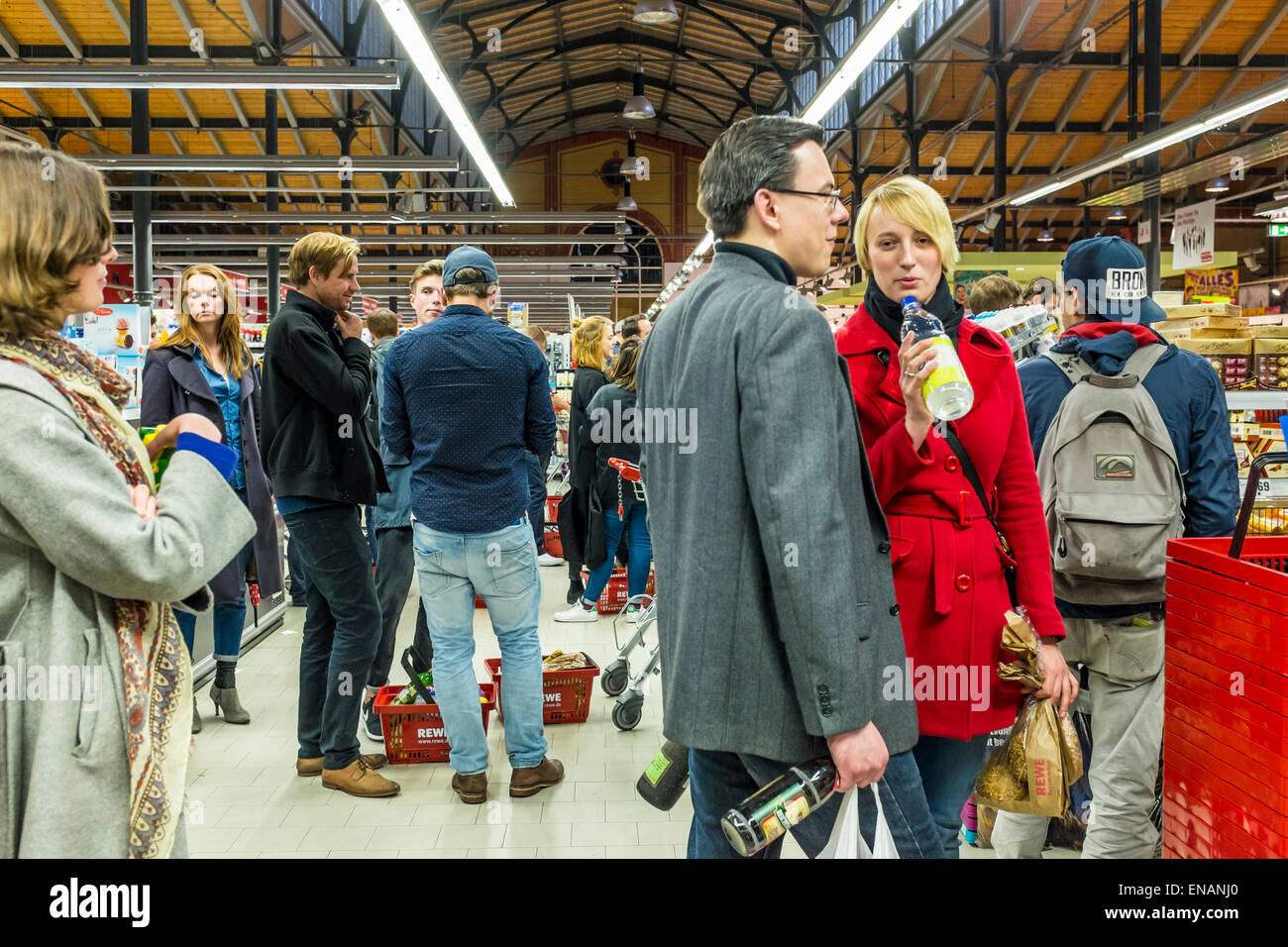 Mitte, Berlin, Deutschland, 31. April 2015. Geschäfte sind in Deutschland an Feiertagen geschlossen. Shopper wurden mit langen Warteschlangen im Supermarkt am Vorabend der Tag der Arbeit konfrontiert Feiertag am 1. Mai Stockfoto