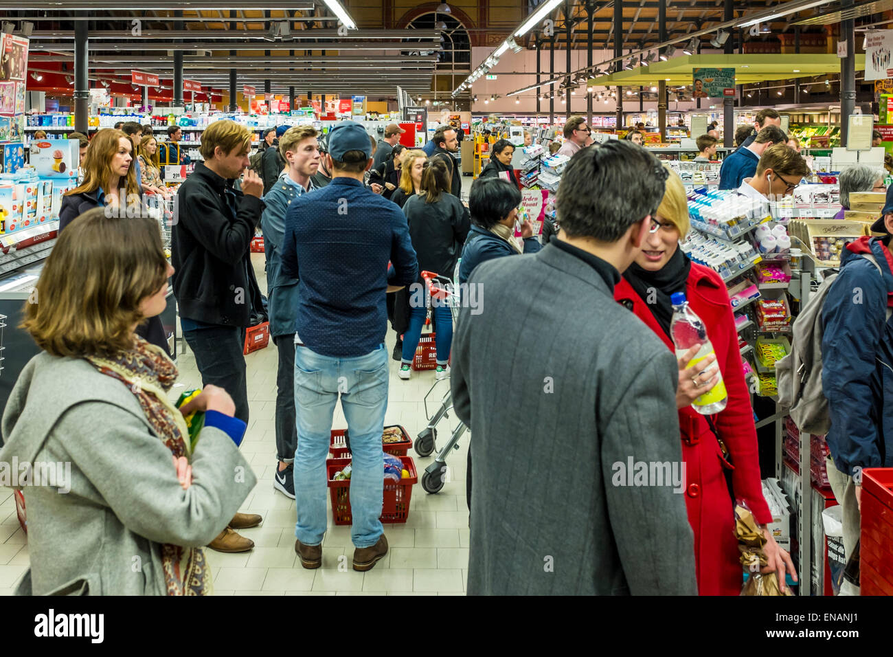 Mitte, Berlin, Deutschland, 31. April 2015. Geschäfte sind in Deutschland an Feiertagen geschlossen. Shopper wurden mit langen Warteschlangen im Supermarkt am Vorabend der Tag der Arbeit konfrontiert Feiertag am 1. Mai Stockfoto