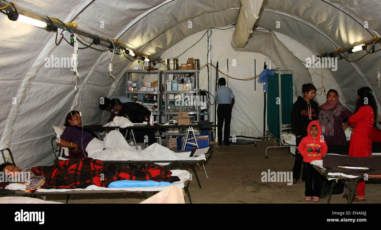 Lagankheil, Nepal. 30. April 2015. Medical camp Setup durch schnelle Aktion Medical Team (RAMT) von Indian Air Force.RAMT ist Setup am Lagankheil zusammen mit der Army Medical Corps (AMC) Team. RAMT ist ein mobiles Team, das schnell Lagern in entlegenen Gebieten einrichten kann. Es verfügt über Einrichtungen wie Operationssaal und Xray. Etwa 15 Operationen wurden erfolgreich in diesem Lager durchgeführt. RAMT kümmert sich um etwa 40 Patienten im Lager. (Handpresse Out/Pazifik) Bildnachweis: Pazifische Presse/Alamy Live-Nachrichten Stockfoto