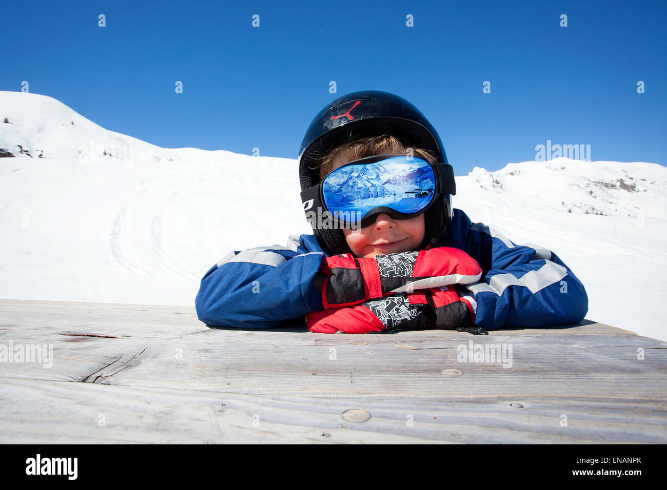 Junge mit Skibrillen lächelnd Stockfoto