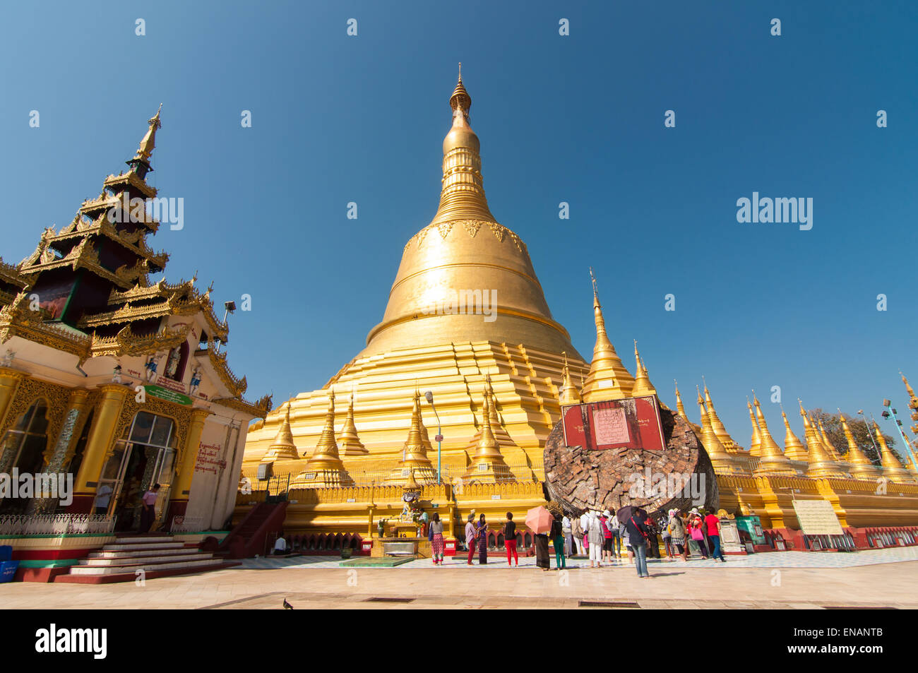 Bago, Myanmar-21. Februar 2014: Reisende Respekt und mit Blick auf alte Ruine im Vergleich mit umgebauten Shwemawdaw Pagode Stockfoto